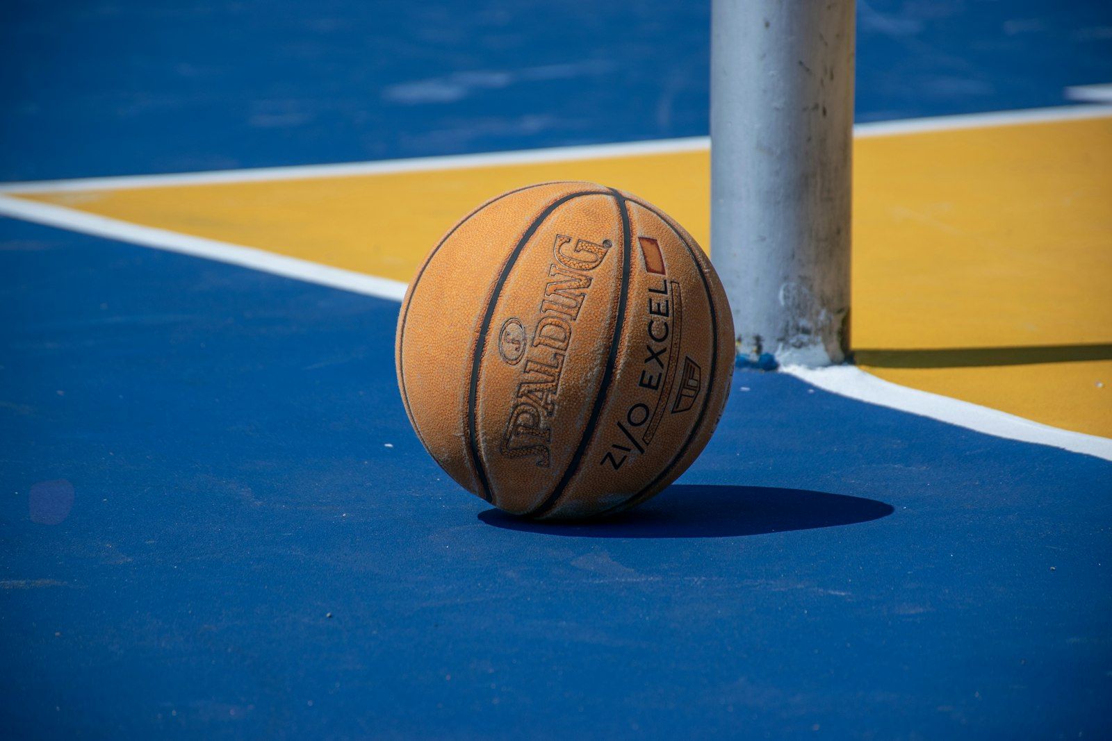 Balón Spalding sobre pista exterior